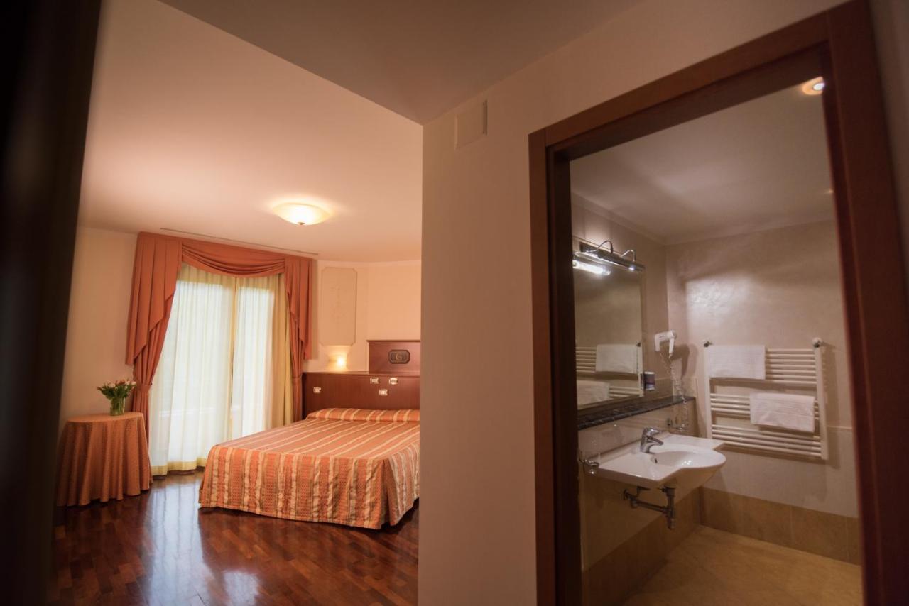 Hotel Le Grotte Genga  Esterno foto