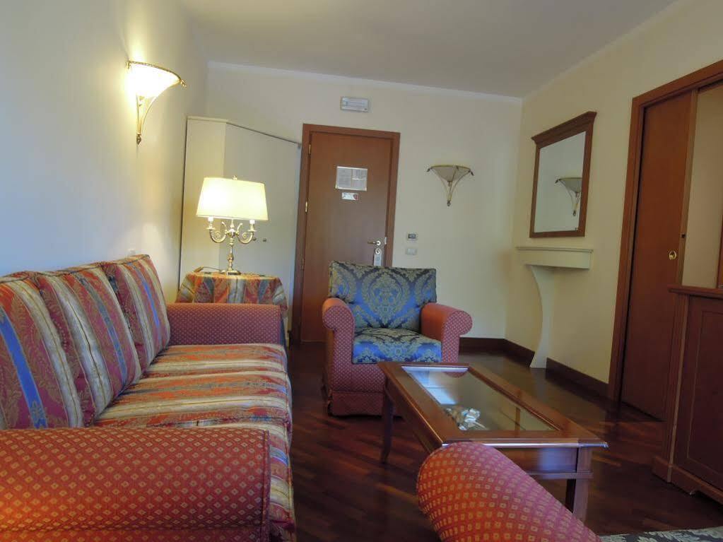 Hotel Le Grotte Genga  Esterno foto
